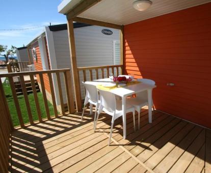Foto de las instalaciones de este hotel con vistas al mar.
