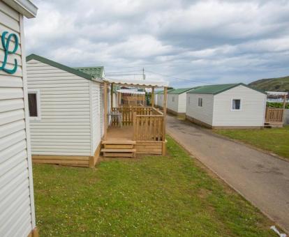 Foto de los bungalows de este precioso camping junto al mar.