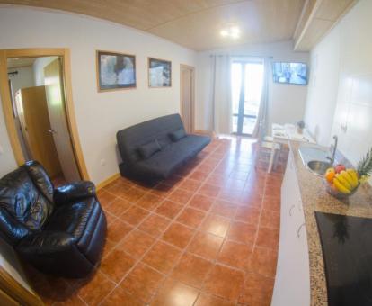 Foto del interior del bungalow con vistas al mar de este camping.