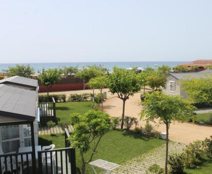 Foto de las instalaciones de este hotel con vistas al mar.