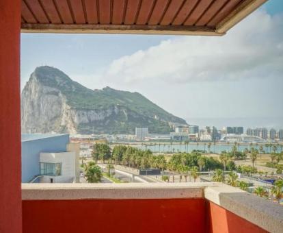 Foto de la terraza privada con vistas al mar y a los alrededores de una de las habitaciones del hotel.