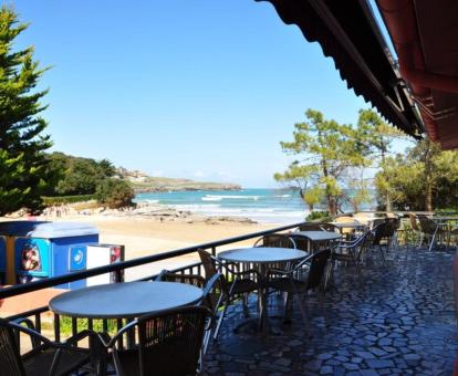 Foto de la terraza comedor con vistas al mar del hotel.