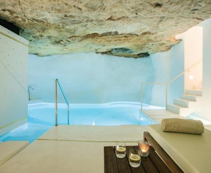 Foto de la acogedora piscina cubierta del spa del hotel.