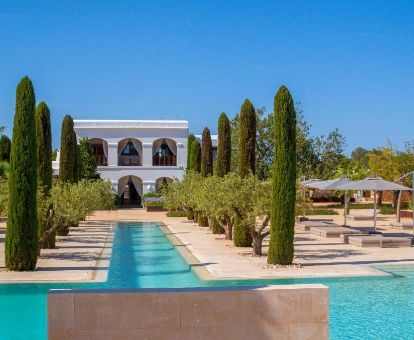 Edificio de este maravilloso hotel solo para adultos con bellos jardines y piscina exterior.