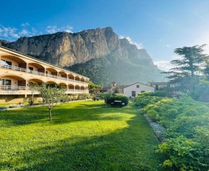 Espectacular hotel romántico a los pies de las montañas con amplios jardines.