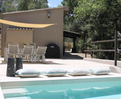 Foto de la casa con piscina privada y terraza solarium.