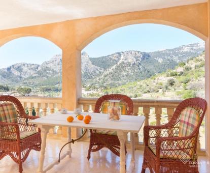 Foto de la terraza con espectaculares vistas a las montañas de la casa.