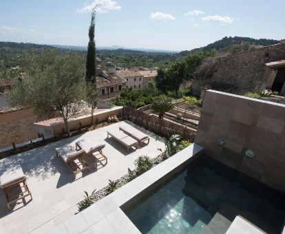 Hermoso espacio exterior con terraza, solarium y piscina al aire libre del hotel.