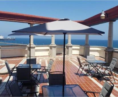 Foto de las instalaciones de este hotel frente al mar.