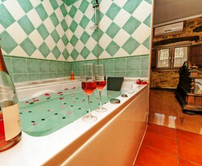 Foto de la bañera de hidromasajes de la villa de un dormitorio.