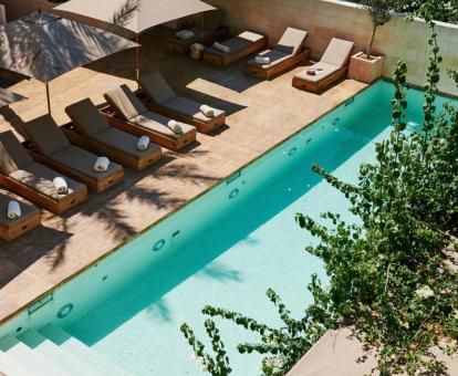 Foto de la piscina al aire libre con solarium disponible todo el año de este hotel.