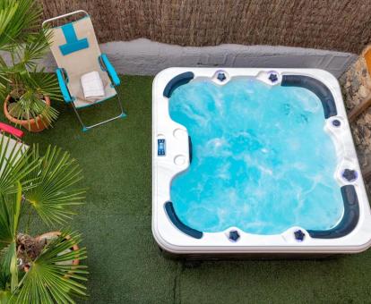 Foto de la terraza privada con bañera de hidromasajes al aire libre.