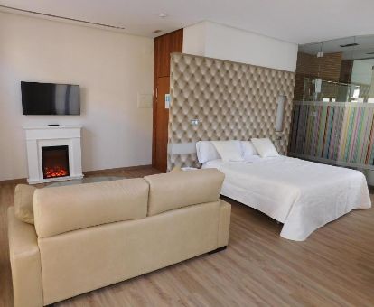 Amplia suite junior con sala de estar y chimenea de este hotel ideal para parejas.