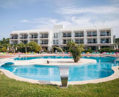 Foto de la amplia piscina exterior abierta todo el año del hotel.