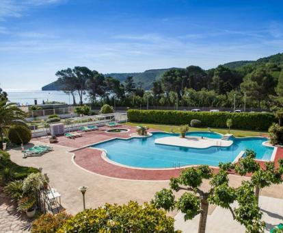 Foto de las instalaciones de este hotel con vistas al mar.