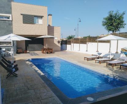 Foto de la piscina con solarium y amplia terraza de la casa.