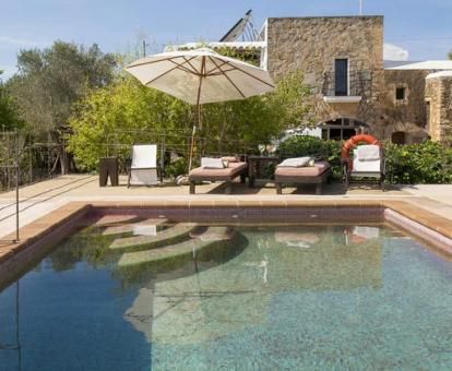 Piscina al aire libre con solarium y vistas a la naturaleza de este hotel solo para adultos.