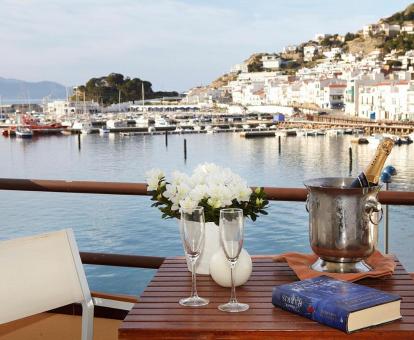 Foto de las instalaciones de este hotel con vistas al mar.