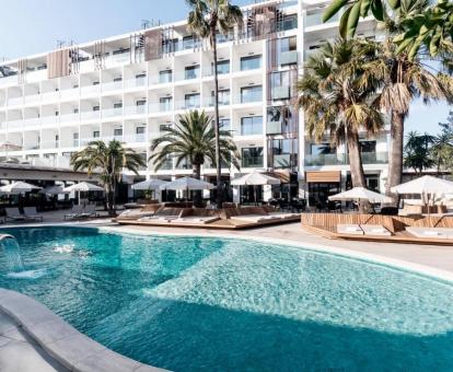 Foto de la piscina al aire libre disponible todo el año de este hotel con chorros de hidroterapia.