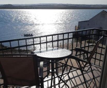 Foto de la terraza con comedor exterior y vistas al mar de este apartamento.