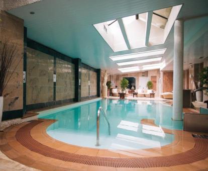 Foto de la piscina cubierta climatizada abierta durante todo el año del spa del hotel.