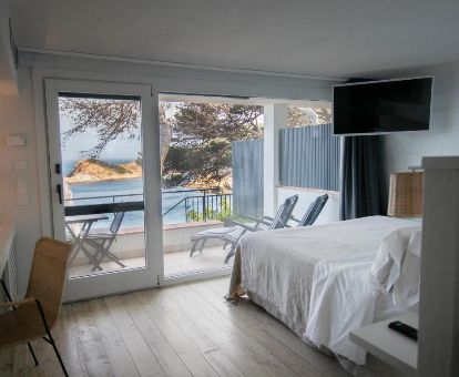 Una de las habitaciones con terraza privada y hermosas vistas al mar del hotel.