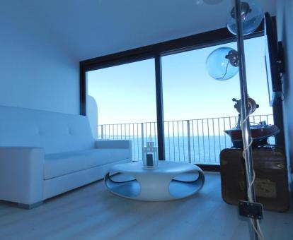 Foto de las instalaciones de este hotel con vistas al mar.