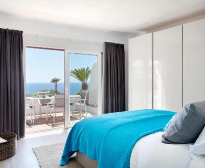 Foto de las instalaciones de este hotel con vistas al mar.