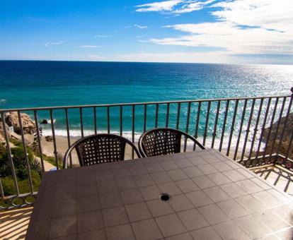 Foto de la terraza con comedor exterior y vistas al mar de este apartamento privado.