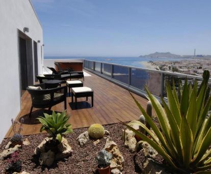 Fabulosa terraza con mobiliario, vistas al mar y jacuzzi privado al aire libre de la habitación doble deluxe de este maravilloso hotel solo para adultos.