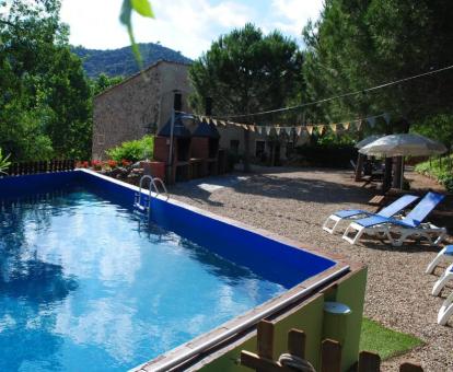Foto del jardín con piscina de esta acogedora casa rural.