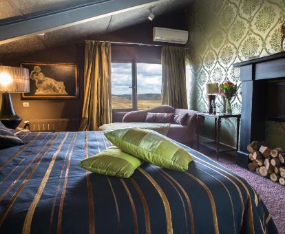 Una de las elegantes habitaciones con vistas al campo de este hotel romántico.