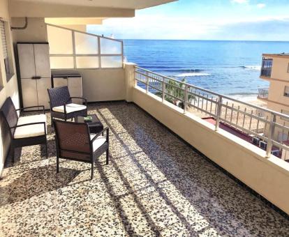 Foto de las instalaciones de este apartamento con vistas al mar.