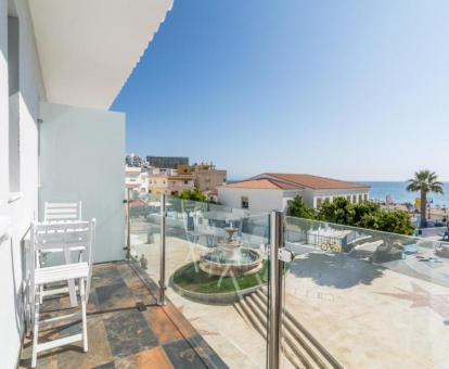 Foto de la terraza privada de uno de los apartamentos con vistas al mar de este establecimiento.