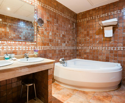 Foto del baño con jacuzzi privado que se encuentra en el hotel Carlos I Toledo
