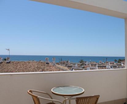 Foto de una de las terrazas privadas con vistas al mar del hotel.