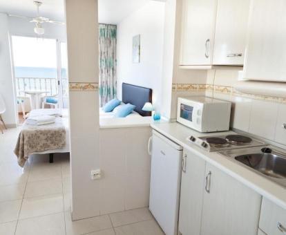 Foto del estudio con vistas al mar de este establecimiento.