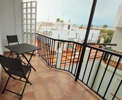 Foto de la terraza privada con vistas al mar de uno de los apartamentos del establecimiento.