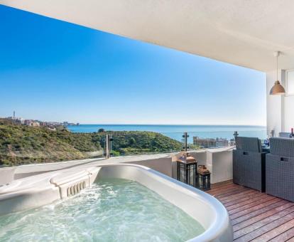Terraza con vistas al mar y bañera de hidromasaje privada del apartamento de dos dormitorios.