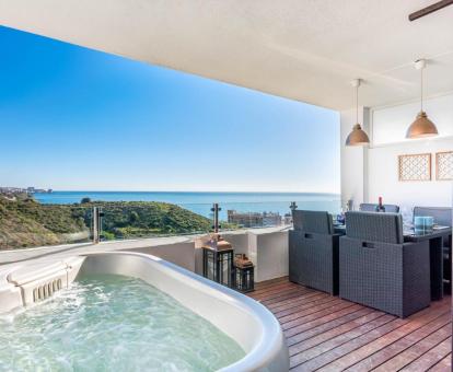 Foto de la terraza amueblada con jacuzzi y vistas al mar de uno de los lujosos apartamentos.