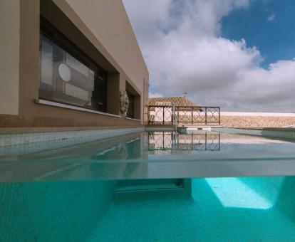 Foto de la piscina al aire libre del hotel.