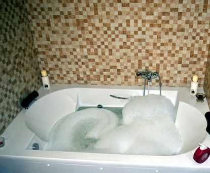 Foto de la bañera de hidromasaje con espuma que podemos encontrar en la Casa Rural El Dolmen