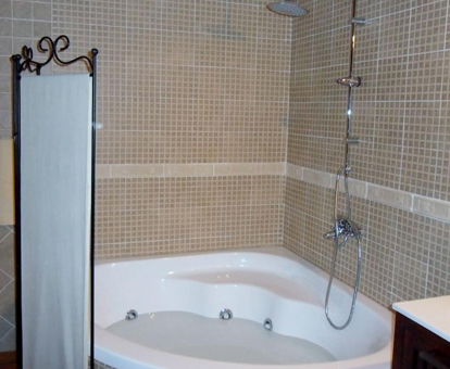 Foto del spa con iluminación y piscina con chorro de agua que podemos encontrar en el hotel solo para adultos Aqua Silhouette