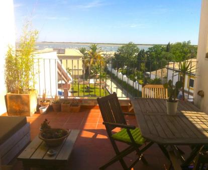 Foto de la terraza privada con vistas al mar del alojamiento.