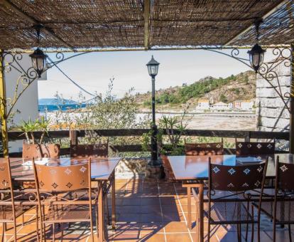 Foto de la terraza con comedor y vistas al mar de esta casa independiente.