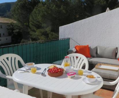 Foto de la terraza amueblada de esta villa con vistas a la naturaleza.