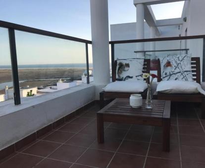 Foto de la terraza amueblada con vistas al mar de este precioso apartamento.
