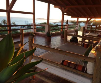 Foto de la terraza solarium con vistas al mar del alojamiento.