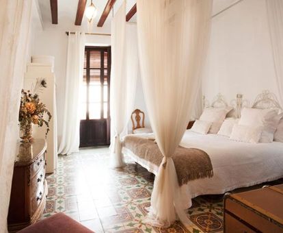 Una de las románticas habitaciones de este acogedor hotel solo para adultos.