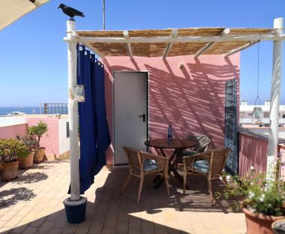 Foto de la terraza privada con vistas al mar de uno de los apartamentos.